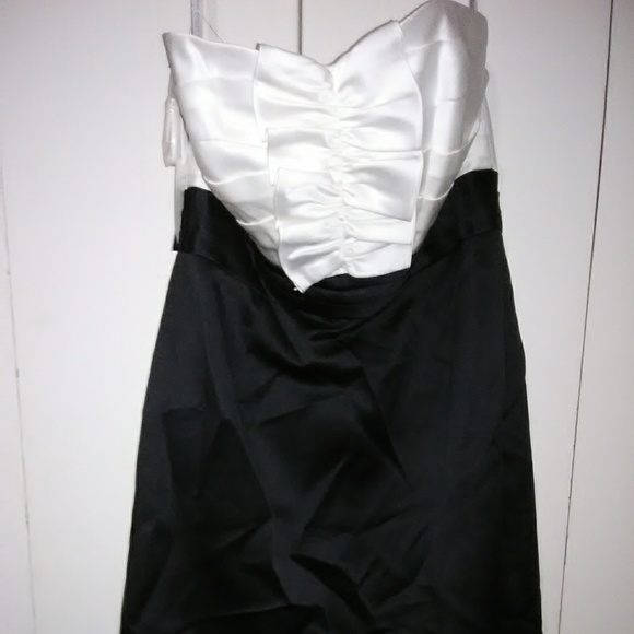 Pretty little dress....party time style - Picture 4 of 6